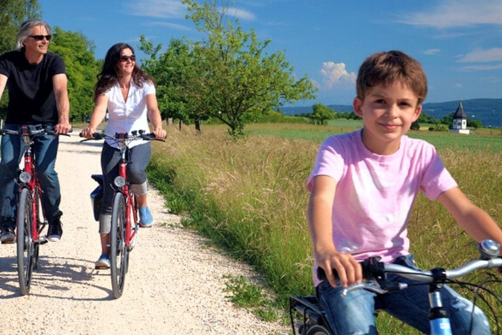 Famille à vélo dans les alentours du lac de Constance