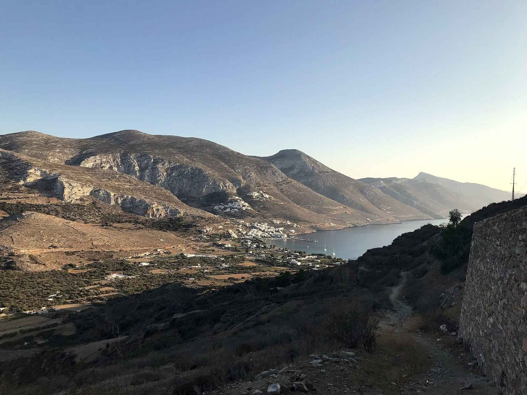 © Zde, Wikimedia Commons (CC BY-SA 4.0) La baie d'Aegiali vue depuis Tholaria, à Amorgos ; l'Aegialis Hotel & Spa surplombe cette baie