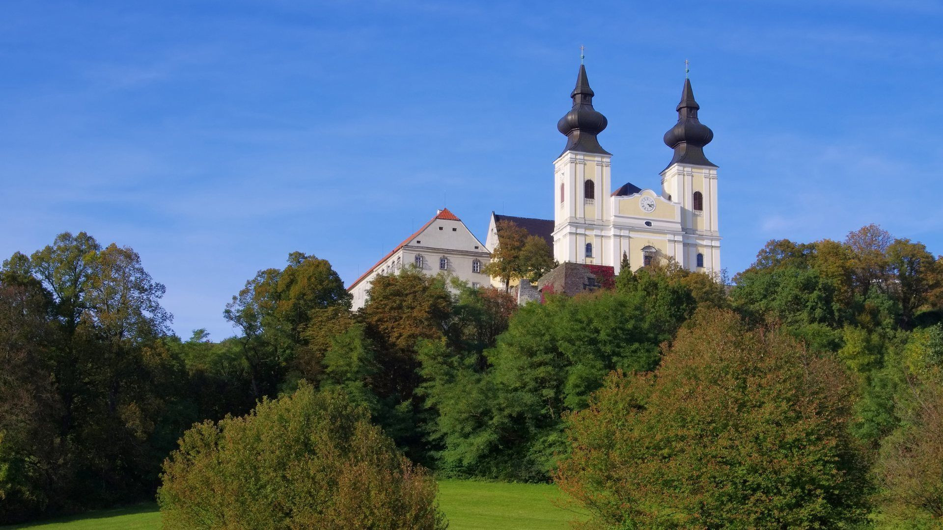 Église baroque à bulbes sur une colline boisée - Allemagne
