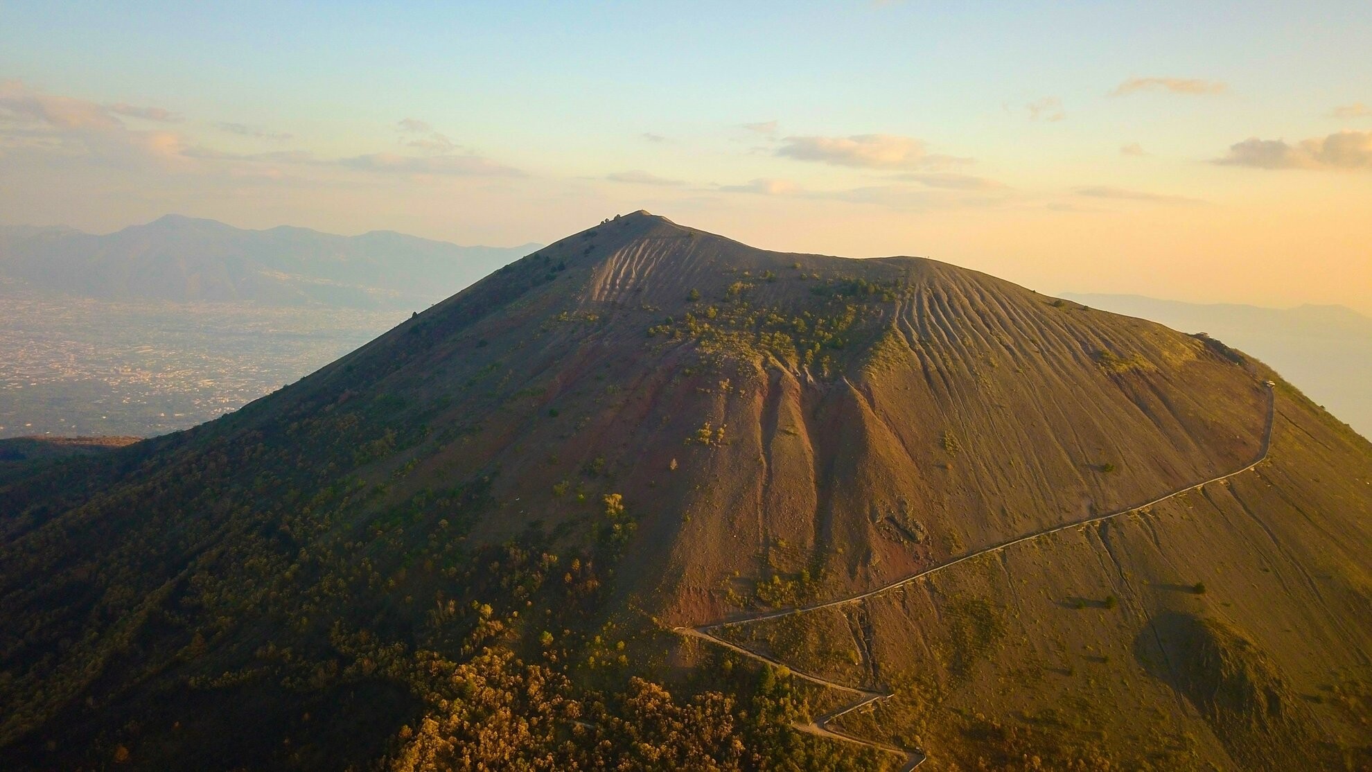Vue aérienne du cratère du Vésuve - Campanie - Italie