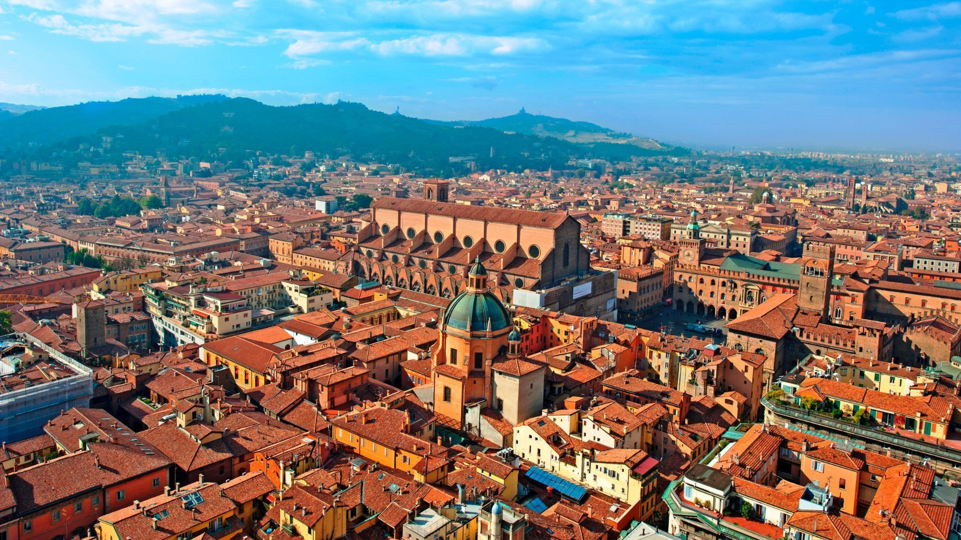 Vue aérienne du centre historique de Bologne - Italie