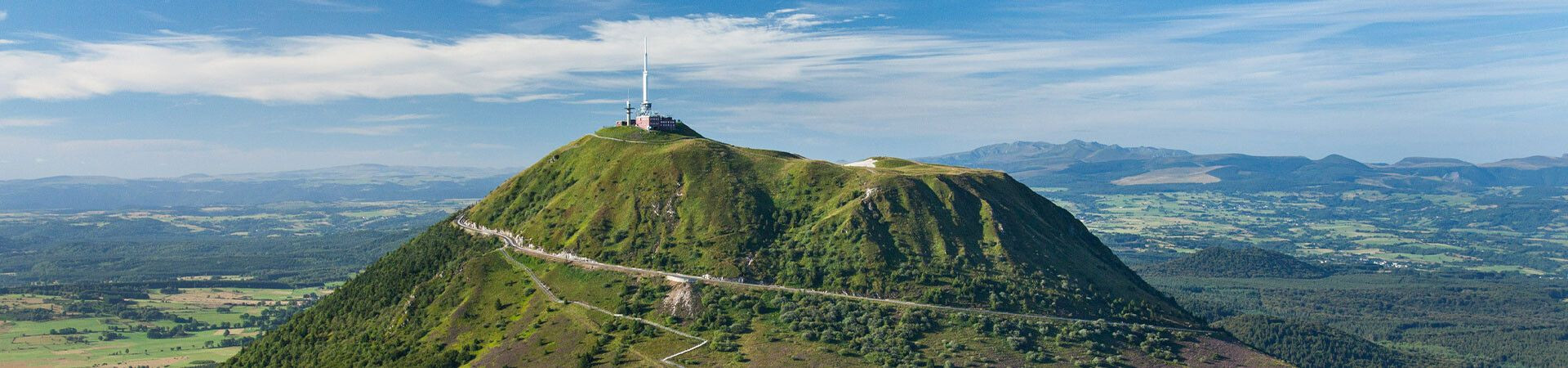 Vue aérienne du Puy de Dôme - Chaîne des Puys - Auvergne, France