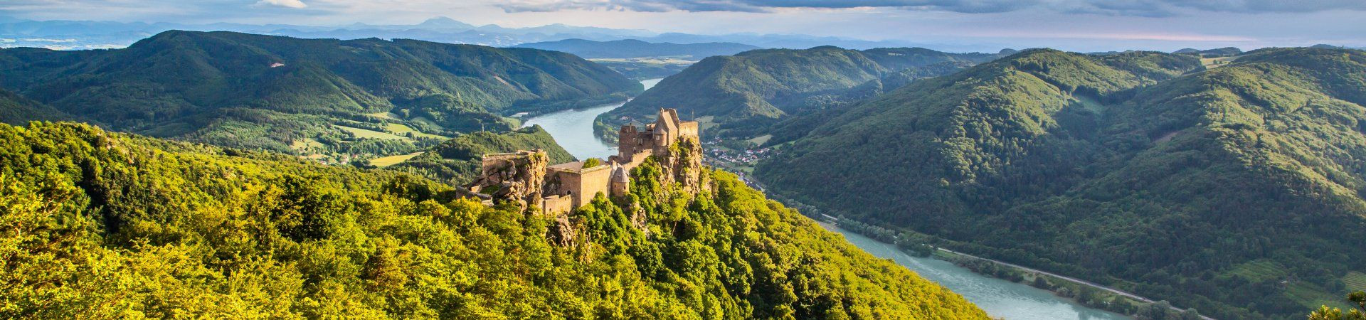 Ruines du château d'Aggstein dominant le Danube - Wachau, Autriche