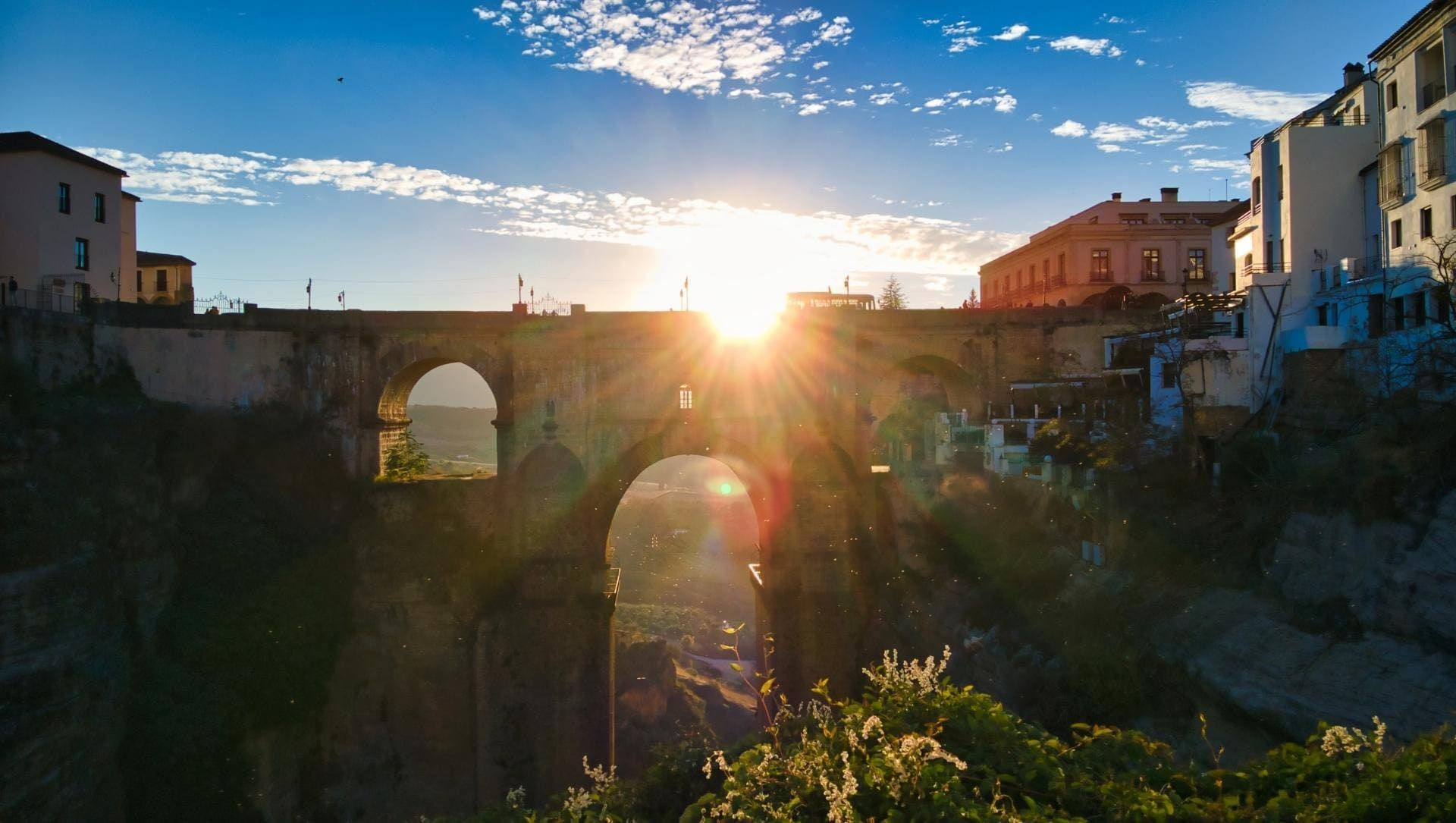 Puente Nuevo enjambant les gorges du Tajo au coucher du soleil - Ronda - Andalousie - Espagne