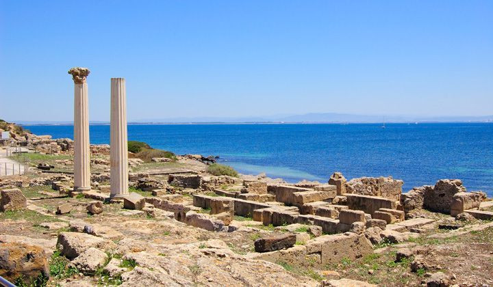 Colonnes antiques du site de Tharros au bord de la mer - Sardaigne - Italie
