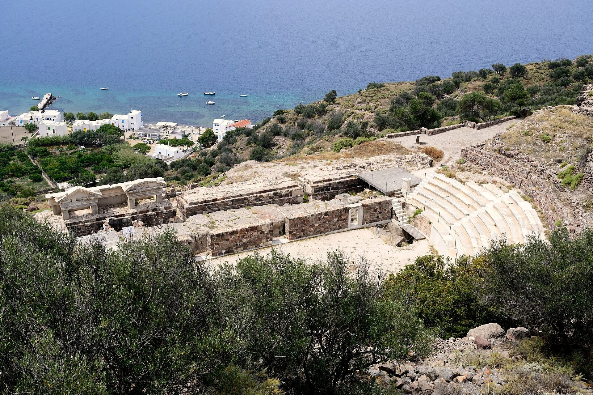 © Zde, Wikimedia Commons (CC BY-SA 4.0) Théâtre antique de Milos près de Tripiti, face à la mer