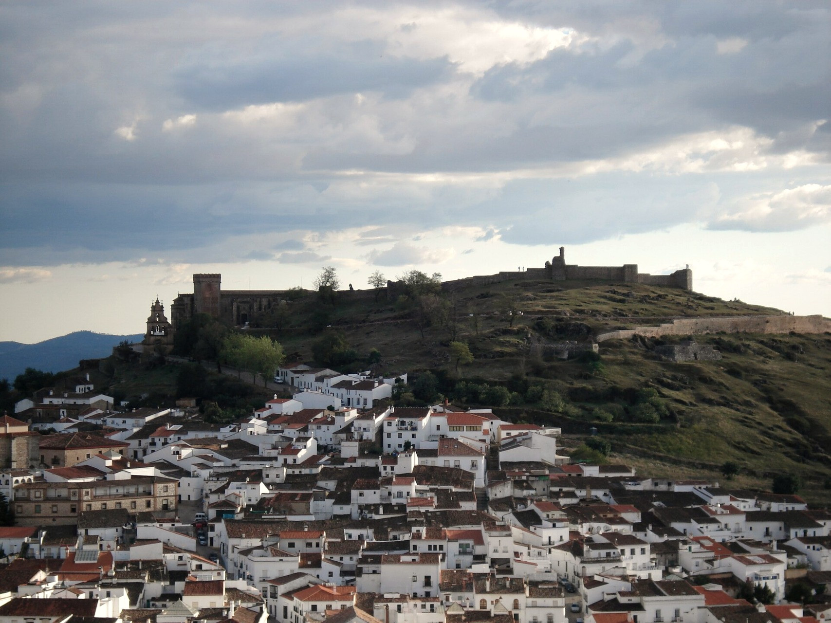 village blanc d’Aracena et son château vus depuis la sierra - Andalousie - Espagne