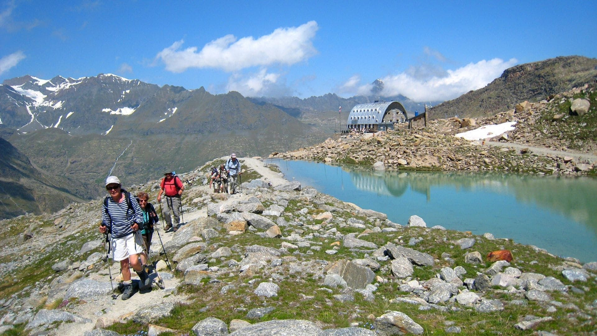 Randonneurs près du refuge Auronzo et son lac - Dolomites - Italie