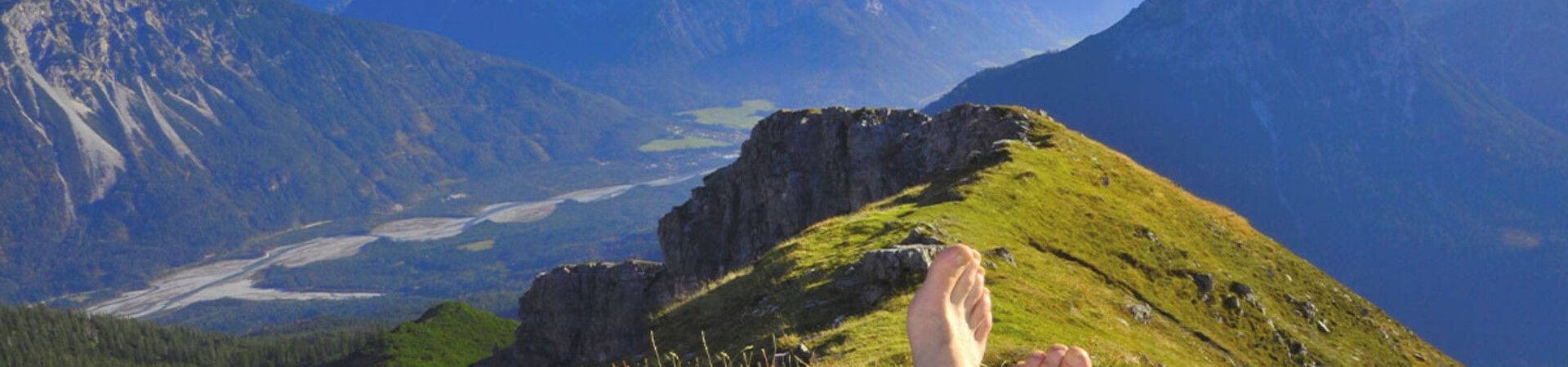 Pause pieds nus sur une crête face aux sommets - Alpes