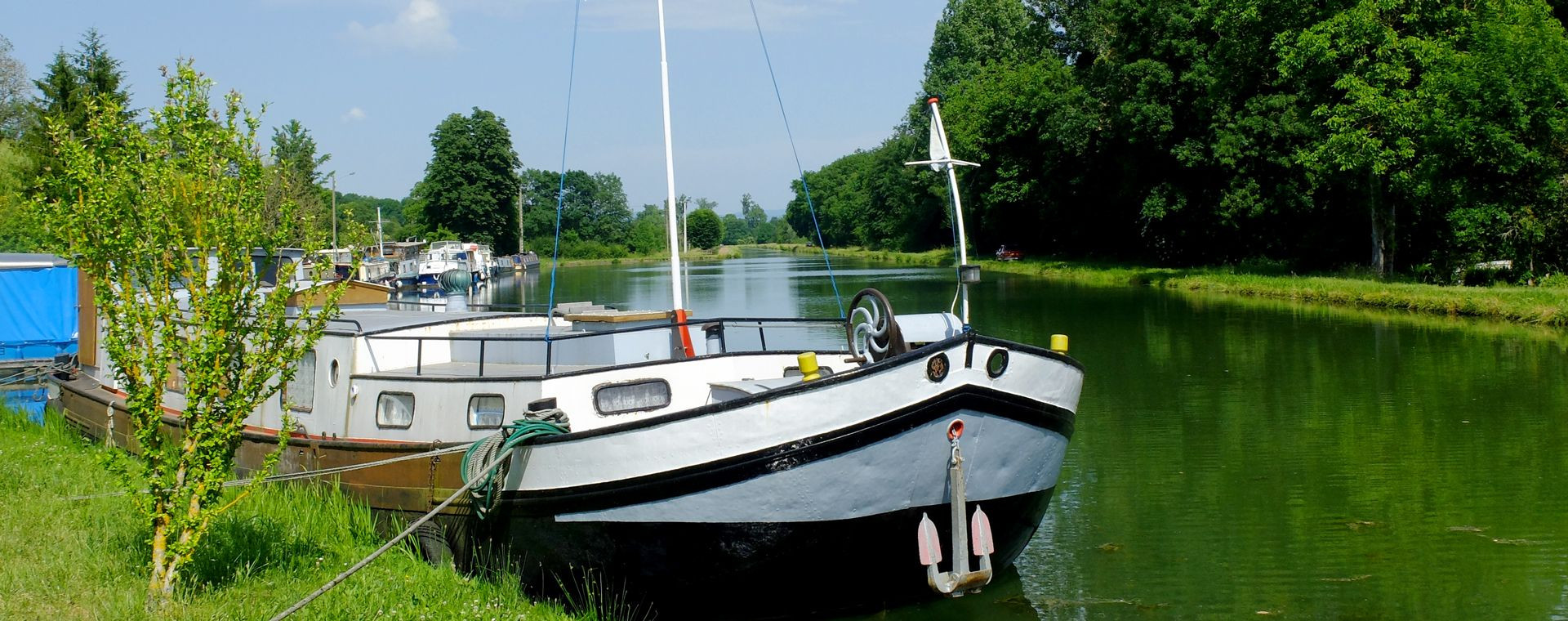 Péniche sur le Canal de Bourgogne - France