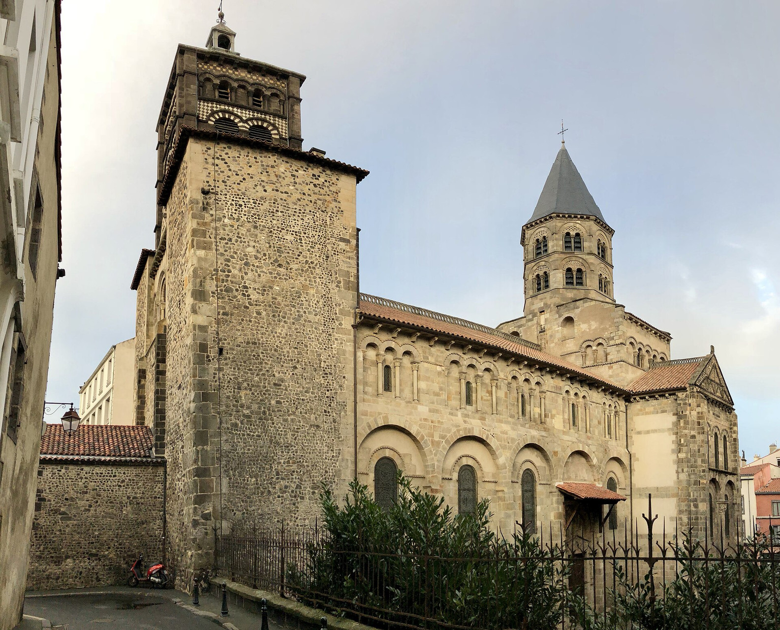 © Quentineo Basilique Notre-Dame-du-Port vue du sud - Clermont-Ferrand - France