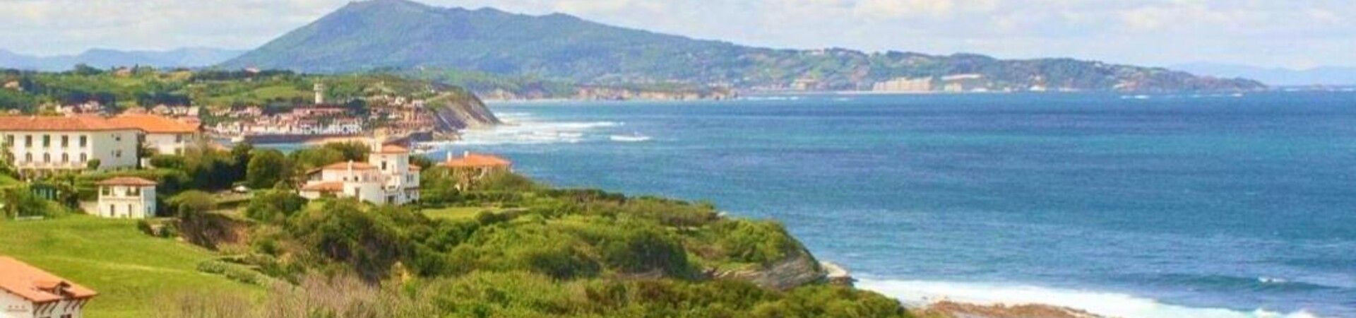 Côte basque et village en bord de mer - Pays basque - France