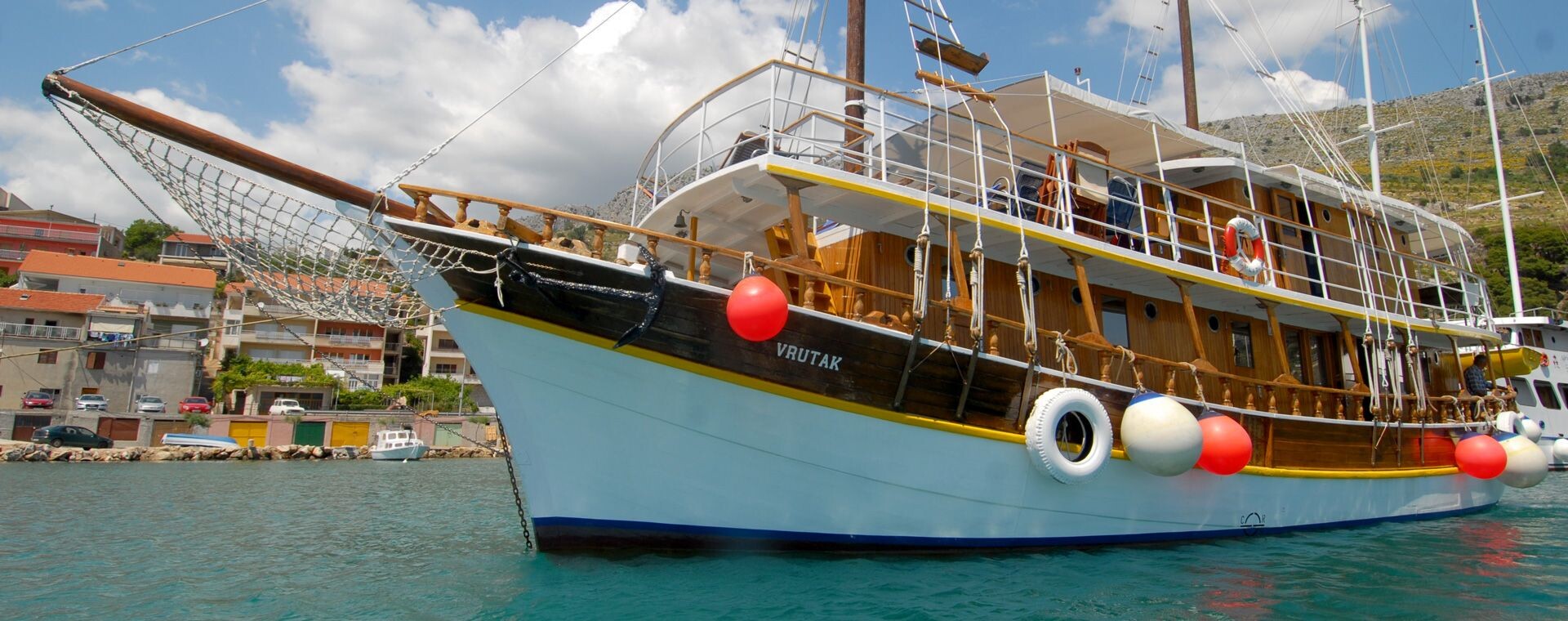 Bateau de croisière Vrutak amarré dans le port - Côte dalmate - Croatie