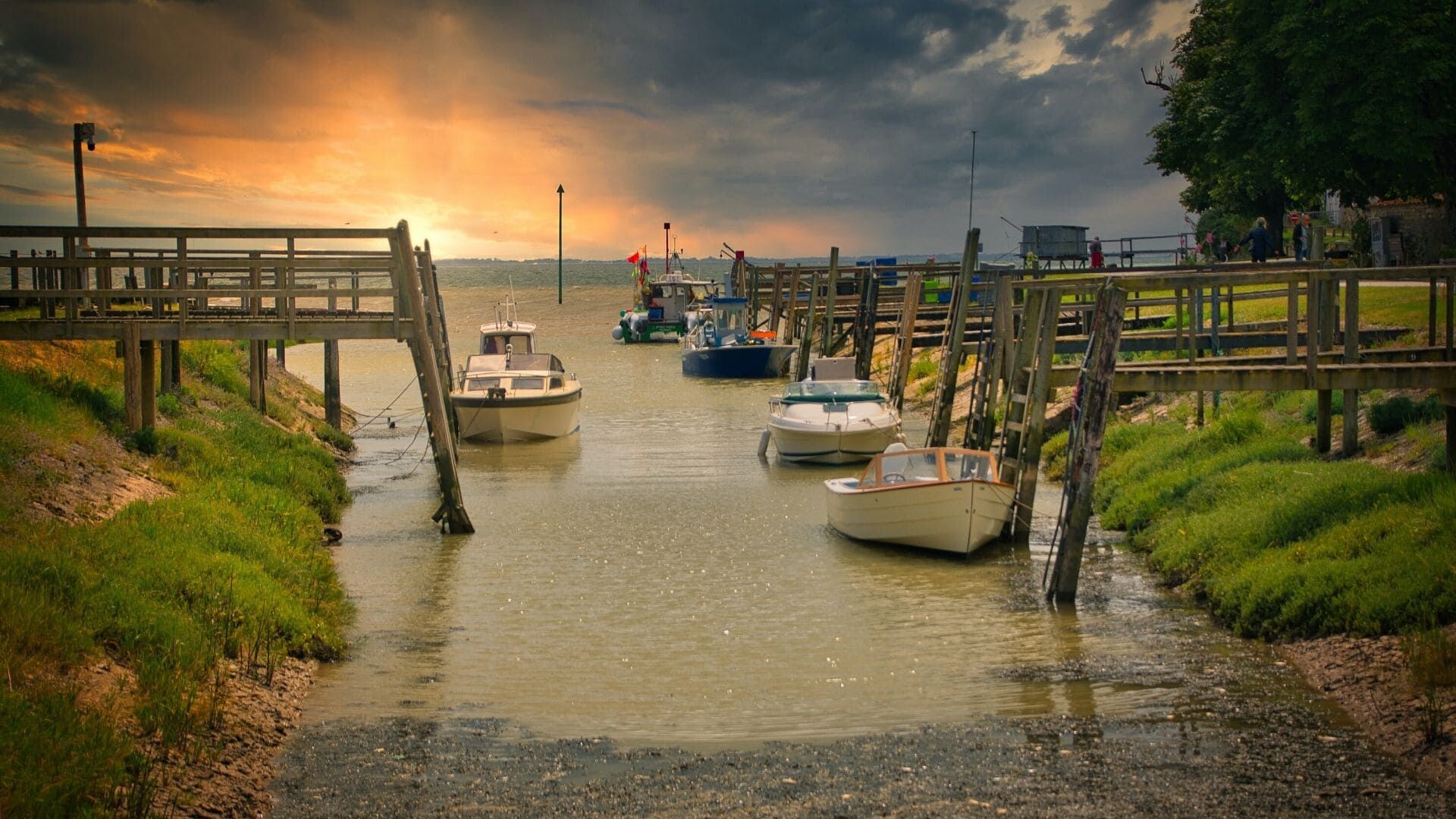 Bateaux de pêcheurs amarrés au coucher du soleil - Gironde - France