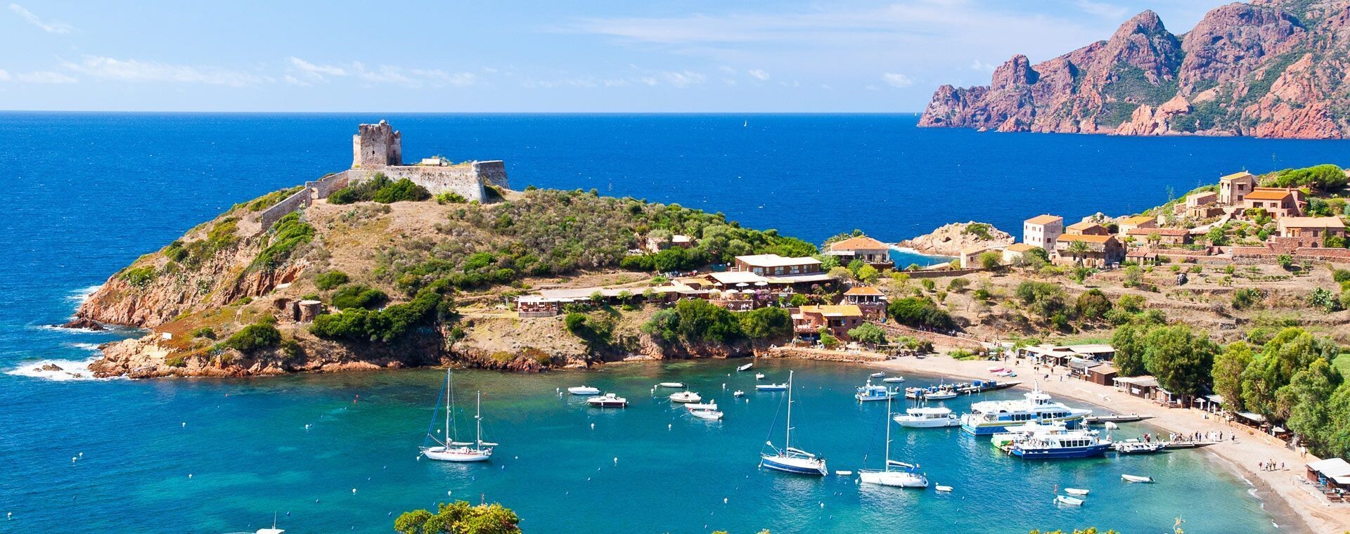 Baie et tour génoise de Girolata dans le golfe de Porto - Corse