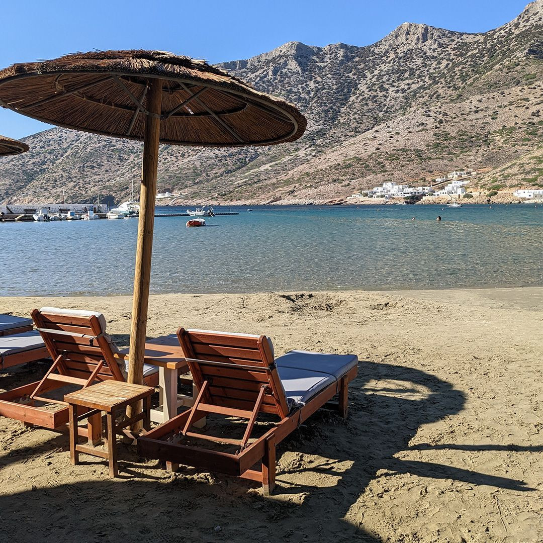 © Cécile Hénard La plage de Kamares dans la baie où se trouve Nymfes, à Sifnos