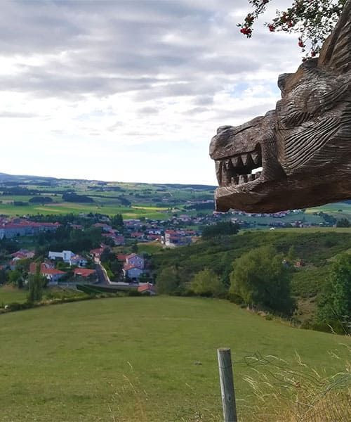 © Adrien Ozanon Statue de la Bête du Gévaudan au-dessus de Saugues - Haute-Loire - France