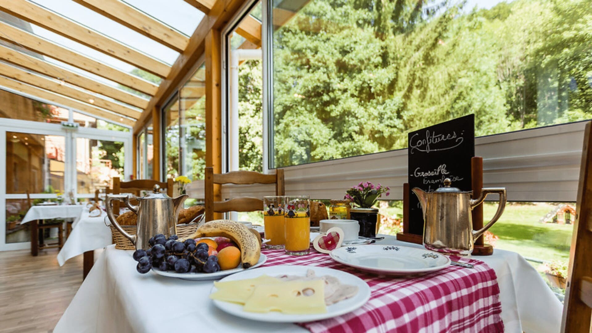 © Yvonne Toussaint Petit-déjeuner en véranda d'une maison d'hôtes - France