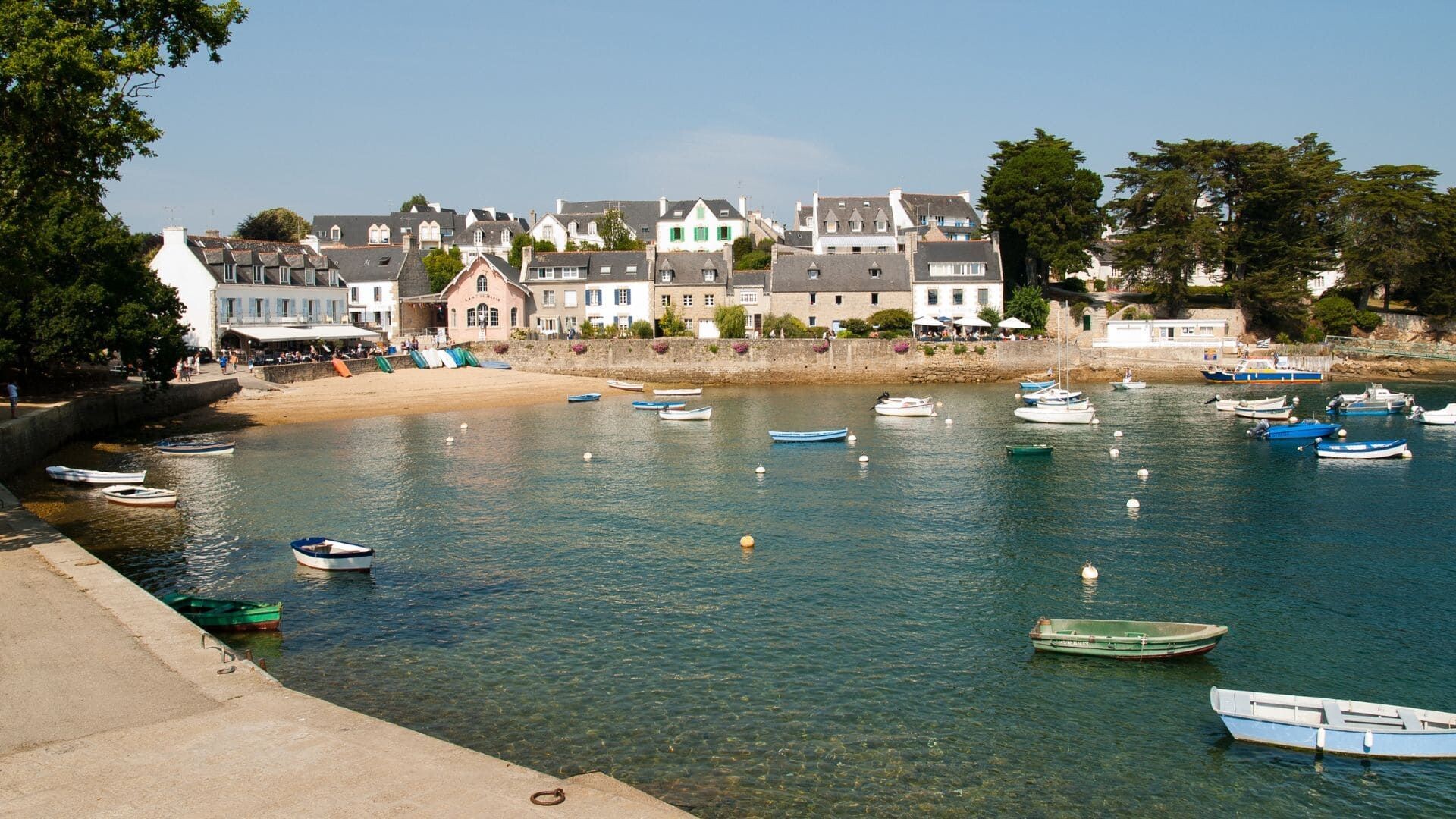 Port et plage de Bénodet en Bretagne - Finistère - France