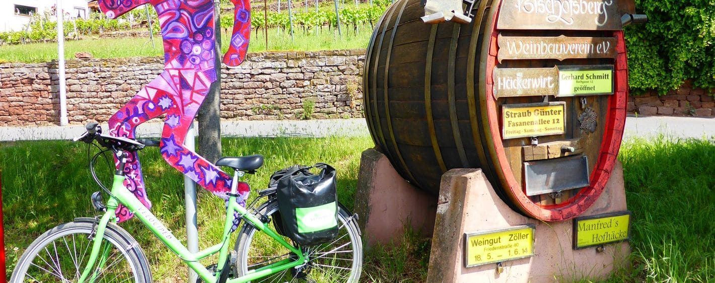 Vélo devant un tonneau de vigneron - Vallée du Rhin - Allemagne