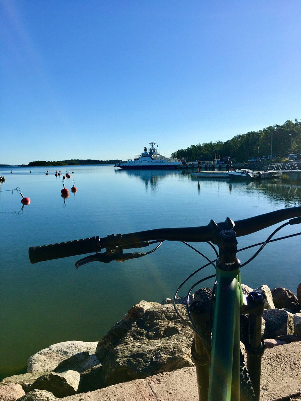 Vélo face au ferry à Mossala - Archipel de Turku - Finlande