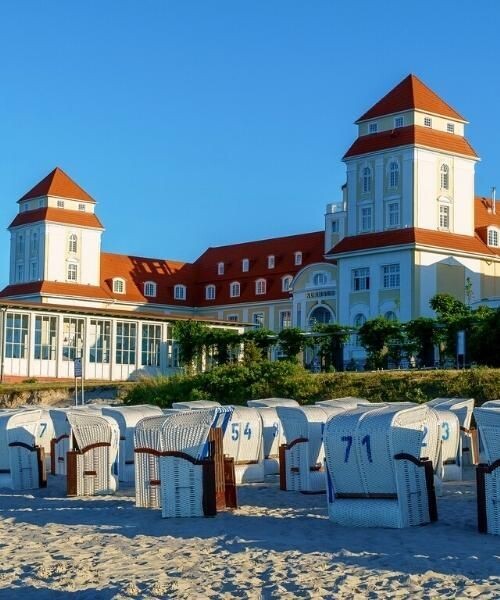 Kurhaus et corbeilles de plage de Binz - île de Rügen - Allemagne
