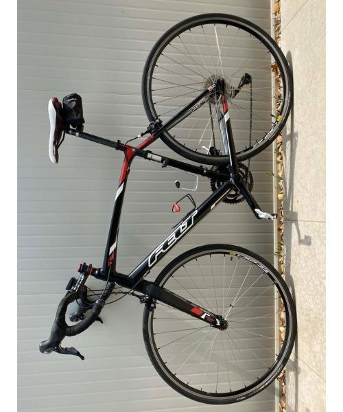Velo de route noir et rouge - Cadre carbone leger - Croatie