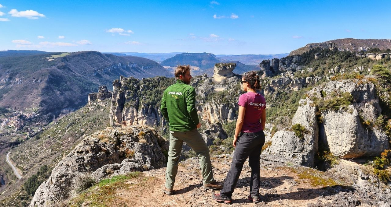 Randonneurs face aux gorges de la Jonte - Causses - France