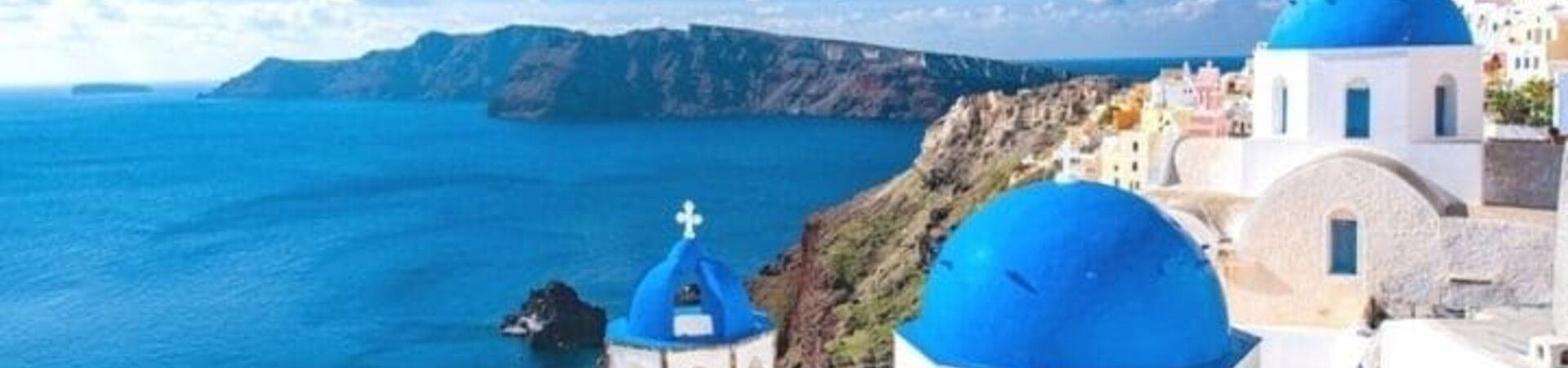 Églises aux dômes bleus dominant la mer Égée - Santorin - Cyclades, Grèce