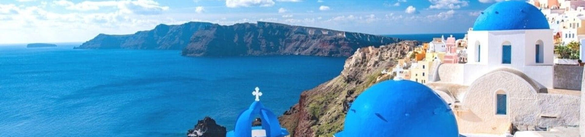 Églises aux dômes bleus surplombant la caldeira - Oia - Santorin - Cyclades - Grèce
