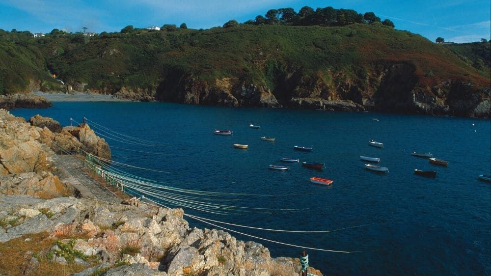 Bateaux amarrés dans une crique - Îles Anglo-Normandes