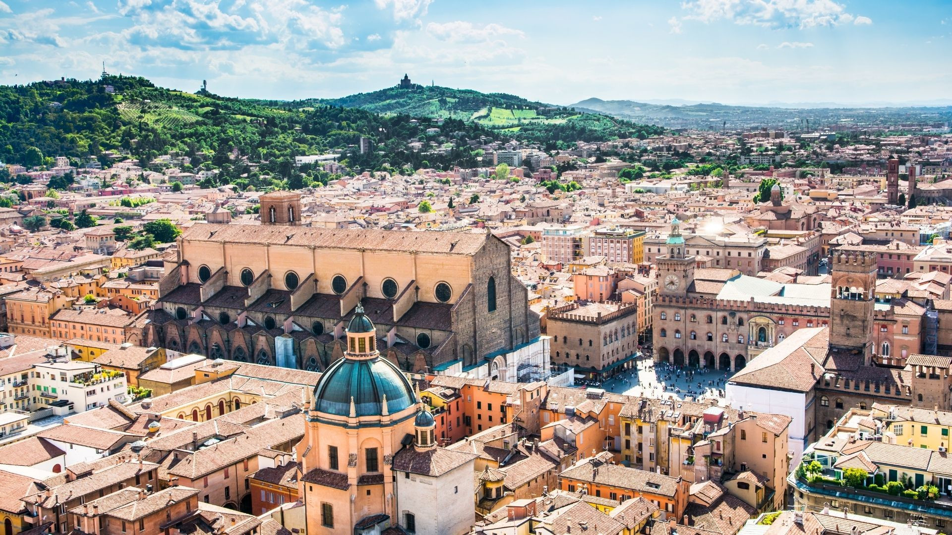 © Adobe Stock Vue aérienne de Bologne et basilique San Petronio - Émilie-Romagne - Italie