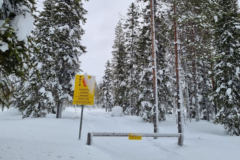 Les panneaux délimitant la zone frontalière avec la Russie