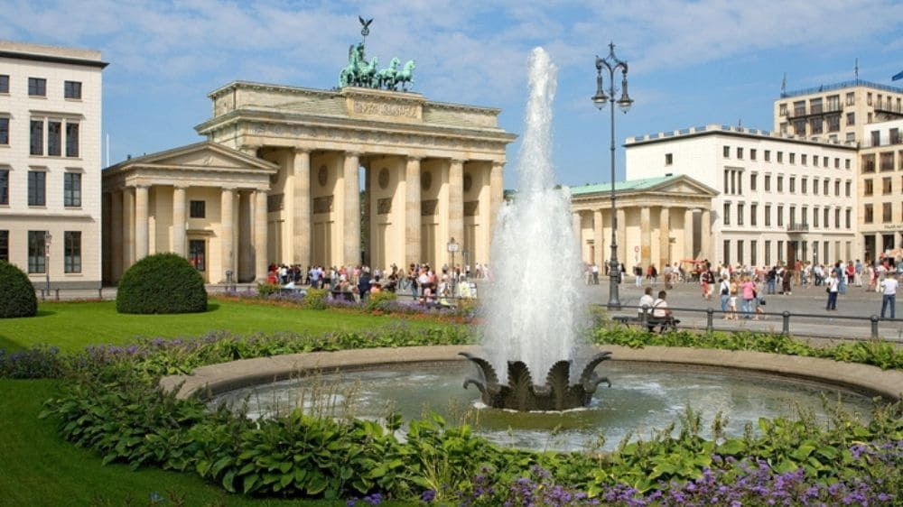 Porte de Brandebourg et fontaine - Berlin - Allemagne