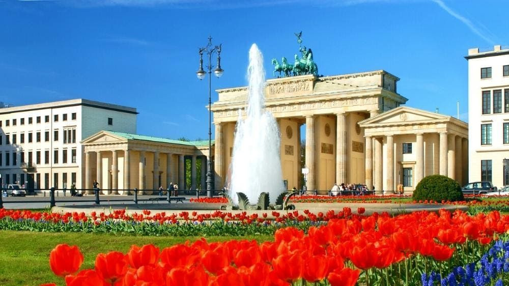 Porte de Brandebourg et tulipes - Berlin - Allemagne