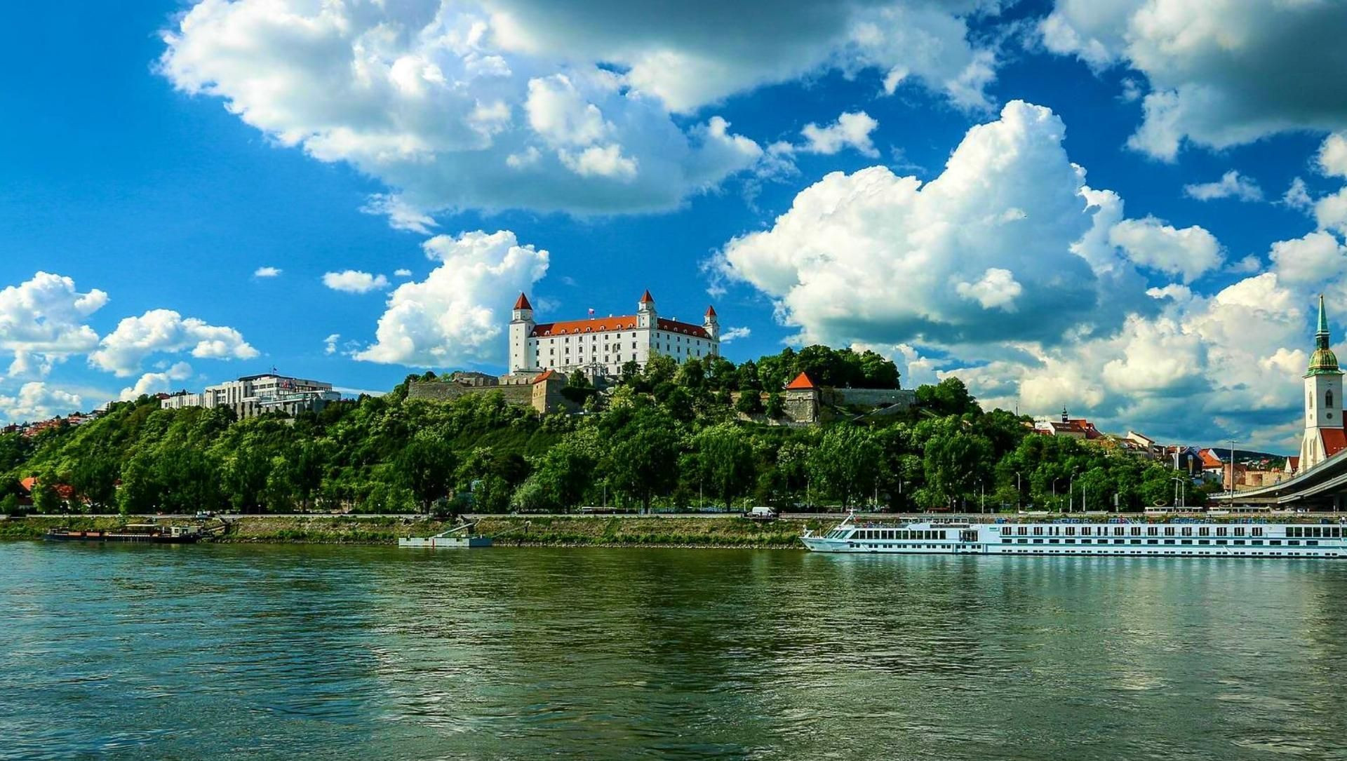 Château de Bratislava au-dessus du Danube - Slovaquie (2)