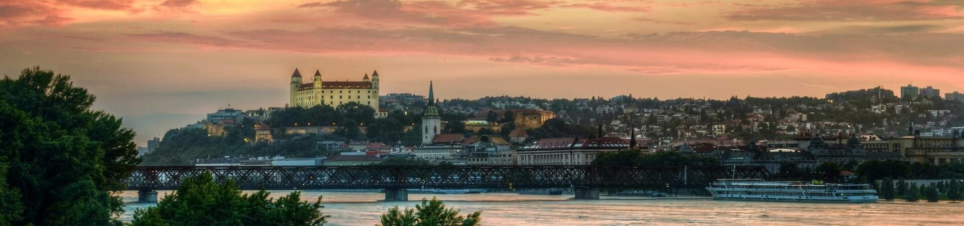 Château de Bratislava au coucher du soleil sur le Danube - Slovaquie