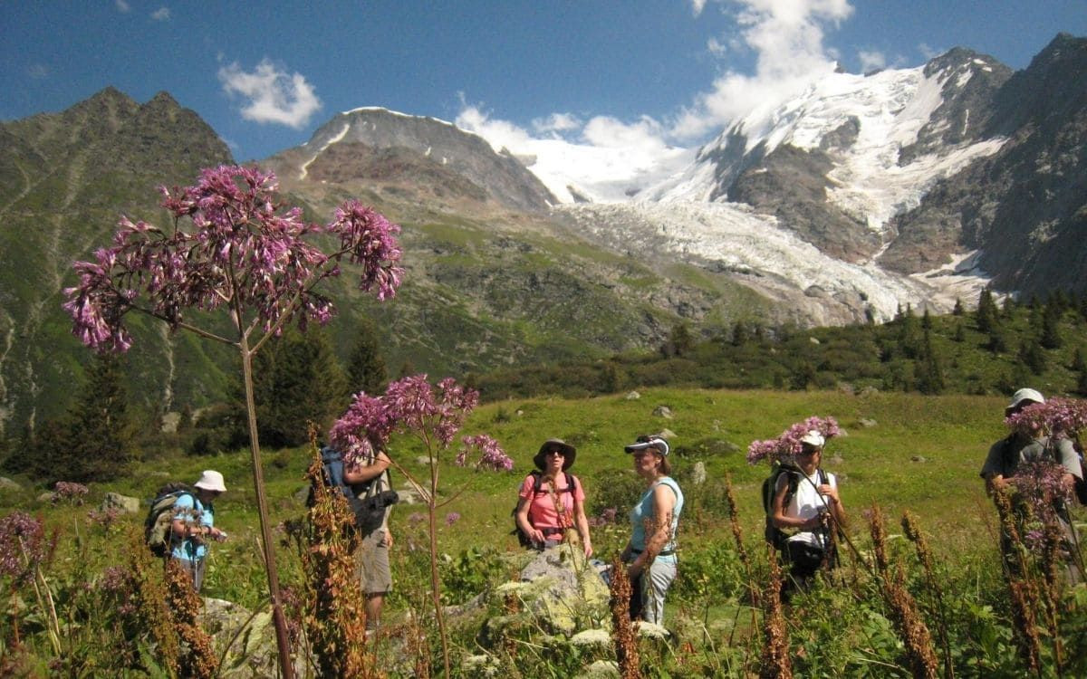 © François Ribard Pause au pied du glacier de Bionassay
