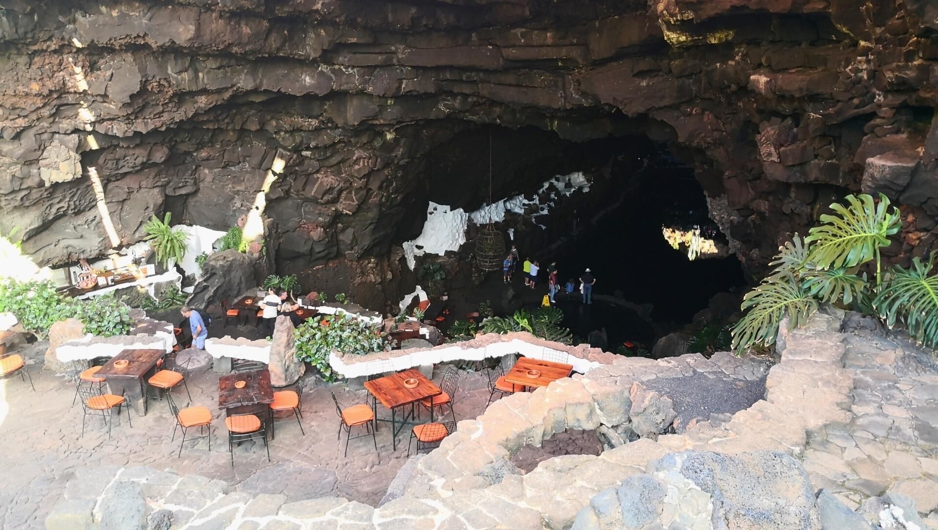 © David Praire Café aménagé dans une grotte volcanique - Lanzarote - Canaries - Espagne