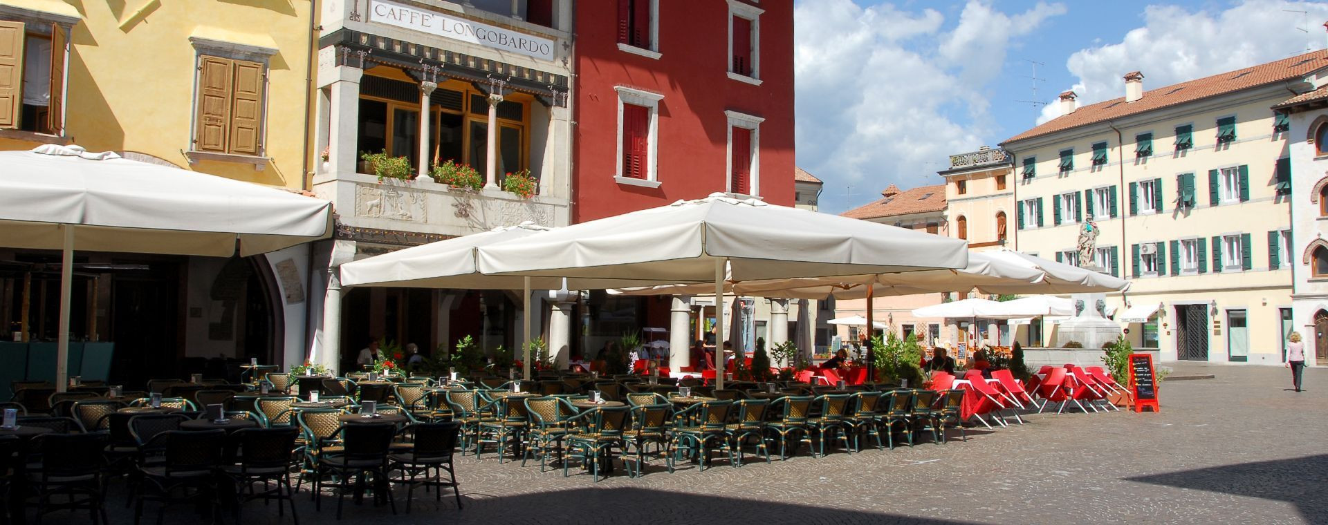 Terrasses de café sur une place de la vieille ville - Frioul - Italie