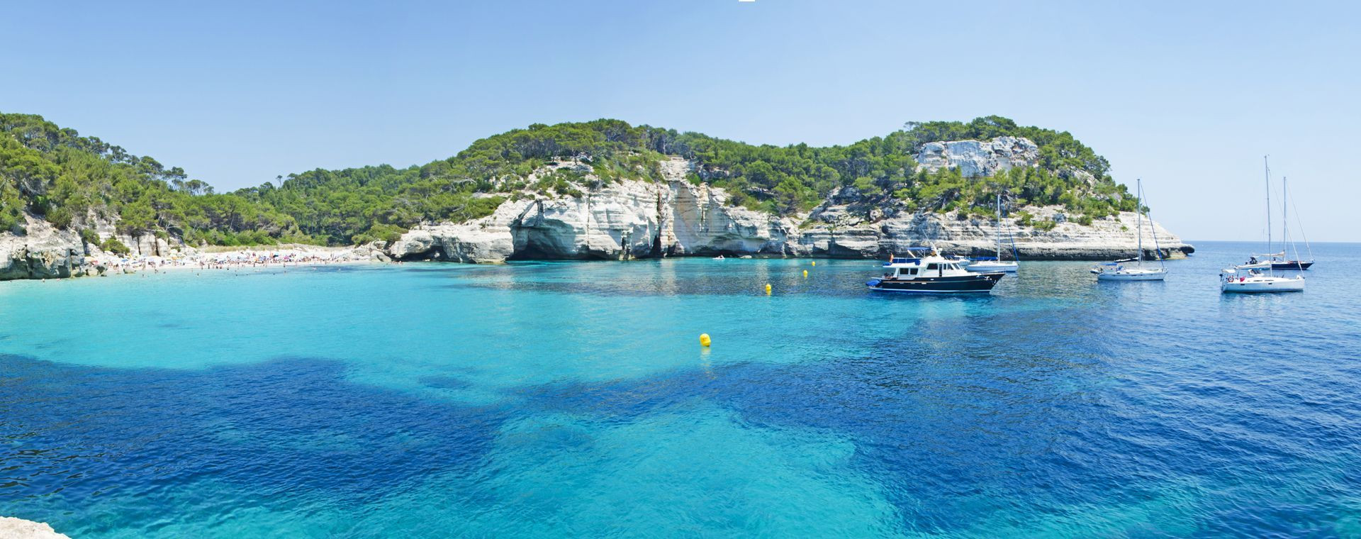 Eaux turquoise de la crique de Cala Mitjana - Minorque - Espagne