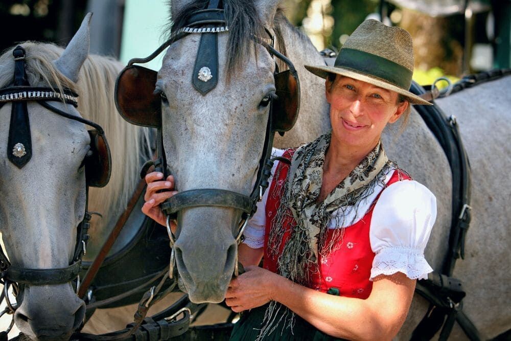 Calèche de cheval et Drindl © Oö Tourismus