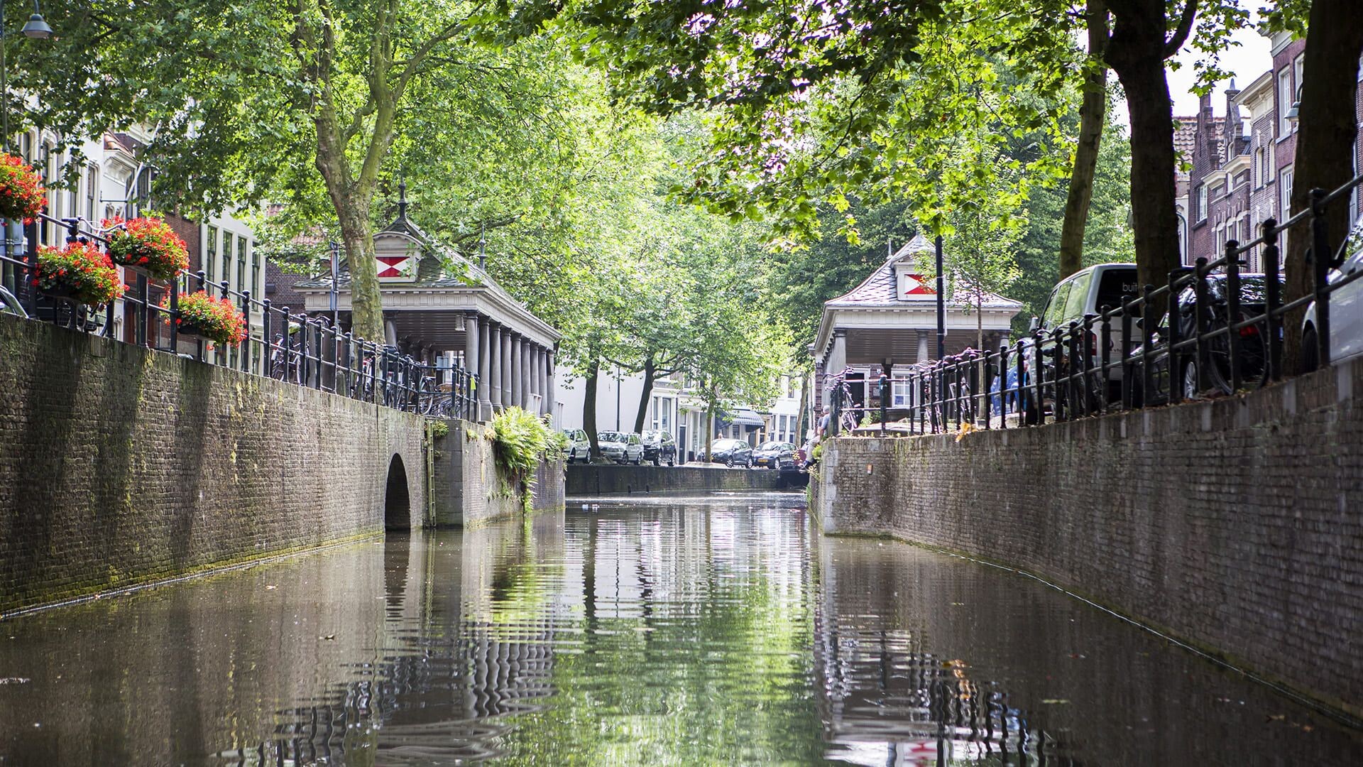 Canal bordé d'arbres au cœur de Gouda - Hollande-Méridionale - Pays-Bas