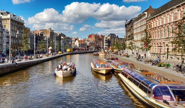 Bateaux sur un canal d'Amsterdam - Hollande - Pays-Bas