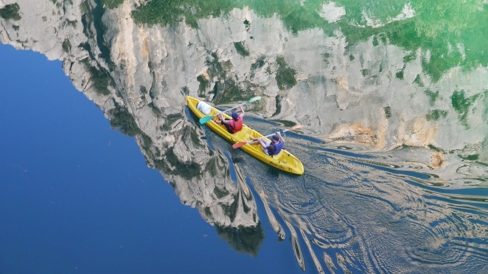 © Monika P Canoë sur les eaux turquoise des gorges du Verdon - Provence - France