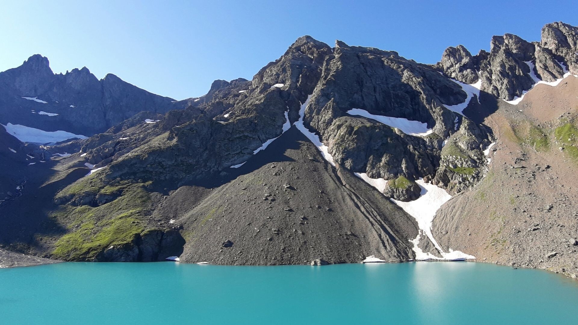 Lac d'altitude turquoise et cirque rocheux - Alpes - France