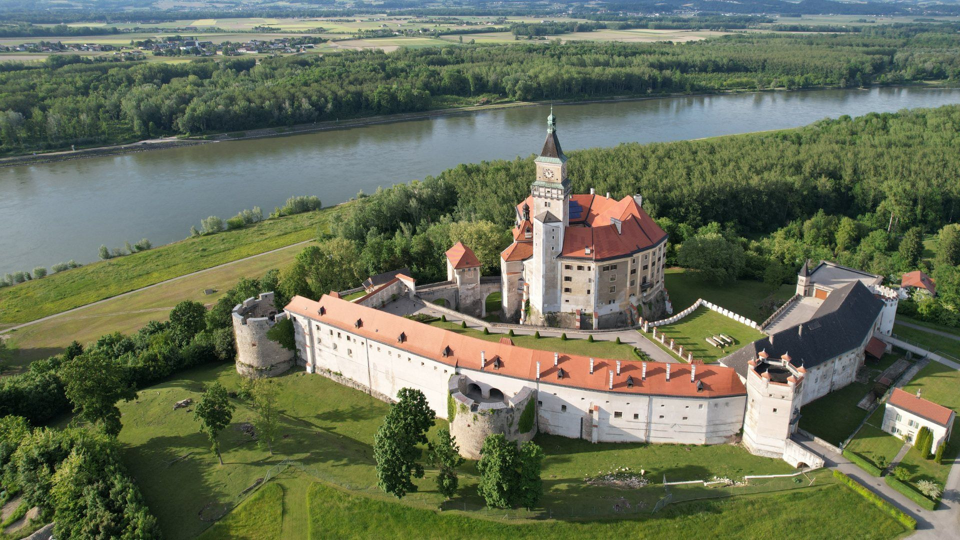 Château dominant le Danube vu du ciel - Autriche
