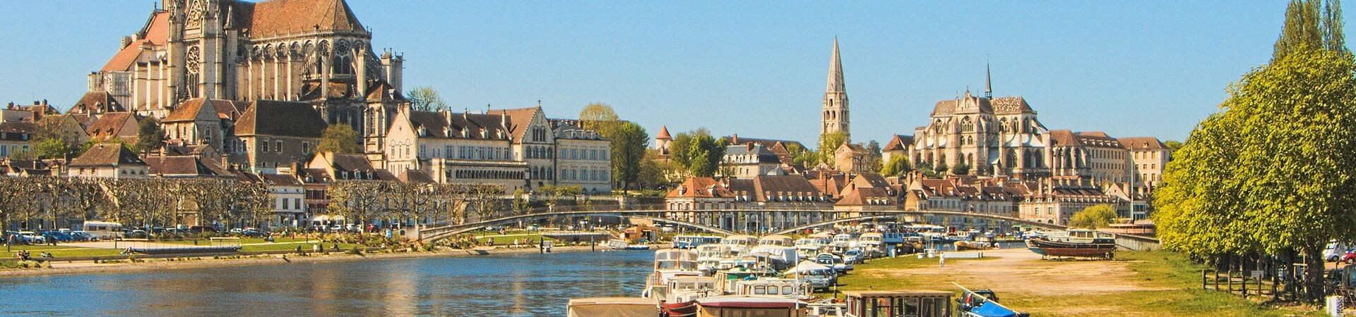 Cathédrale et bateaux le long de l'Yonne - Auxerre - Bourgogne, France
