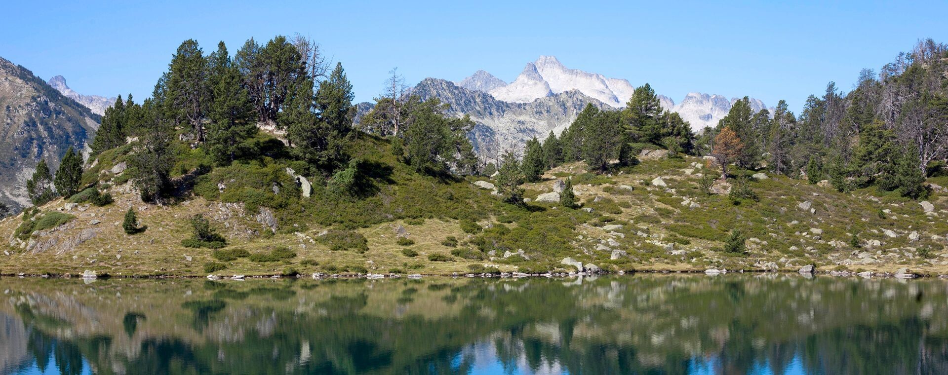Lac de montagne et sommets enneigés - Cauterets-Gavarnie - Pyrénées - France