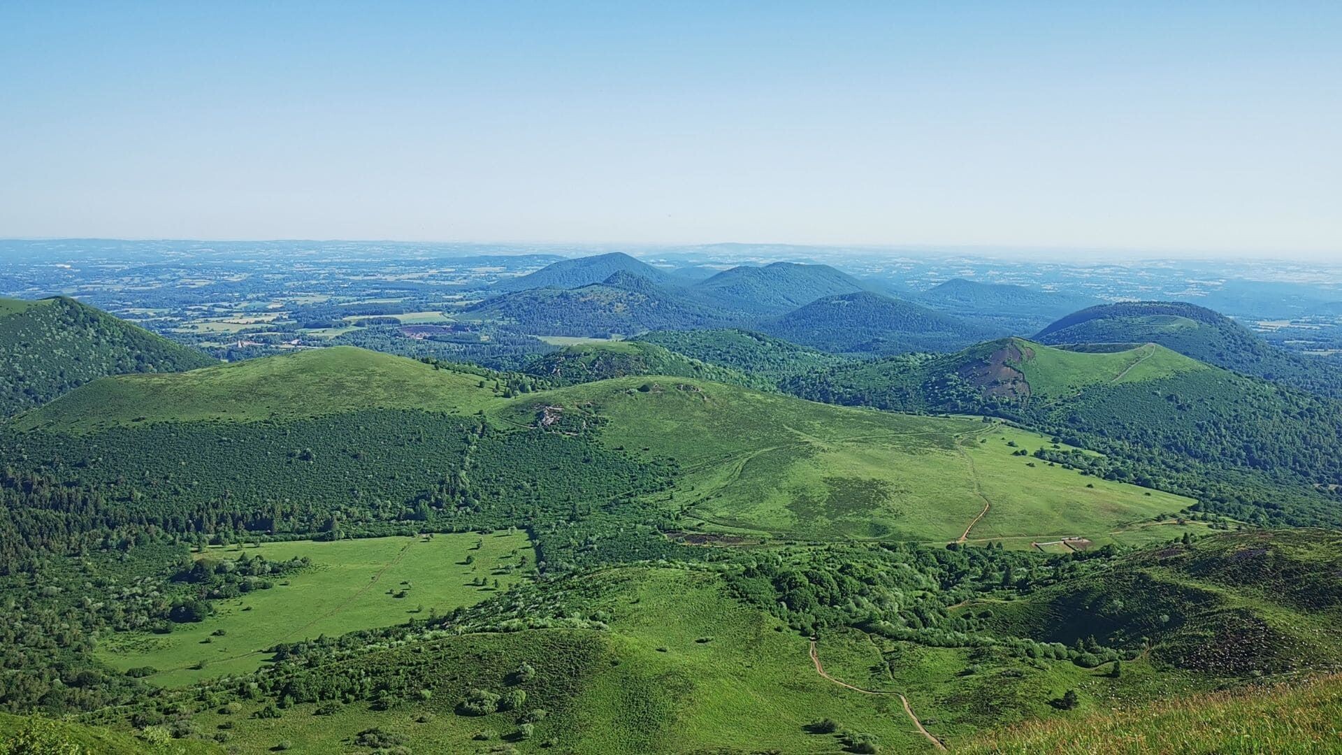 Volcans verdoyants de la chaîne des Puys - Auvergne - France